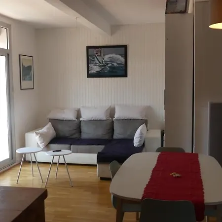 Rue Sebastien Spacious Close شقة *